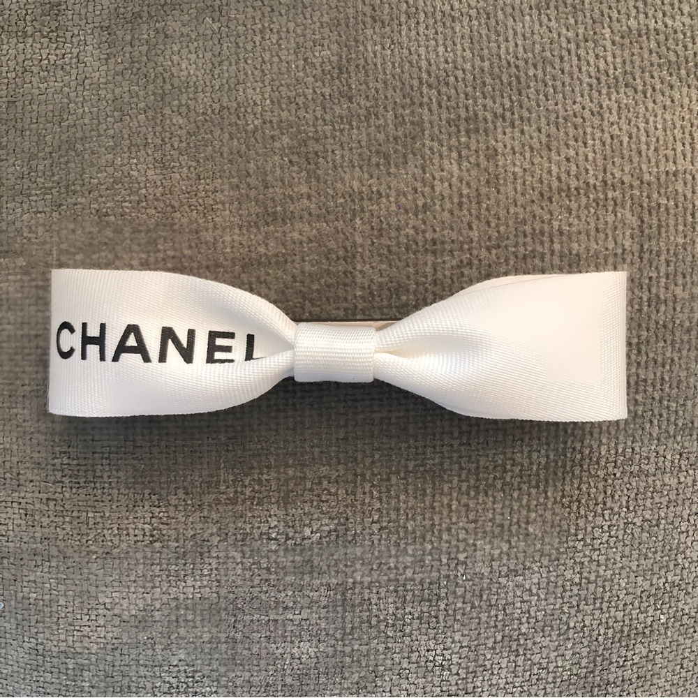 Authentic Chanel Gift Wrapping Ribbon on Barrette - Picture 13 of 16